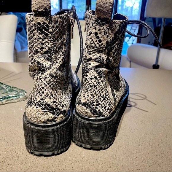 ♥️ Topshop UK 🇬🇧 Black and Cream Snakeskin Combat Boots. Size 8. GOOD AS NEW ! - Picture 8 of 11